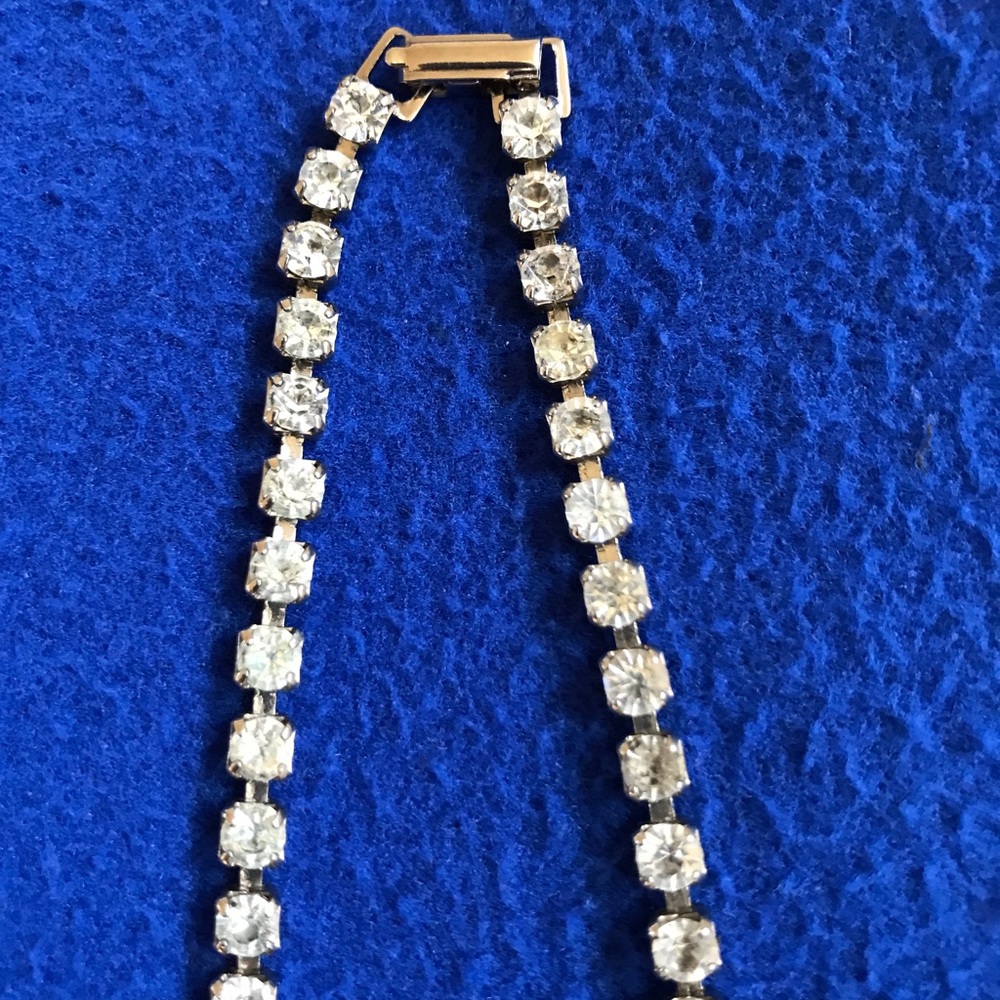 Beautiful Rhinestone Necklace - Picture 3 of 5